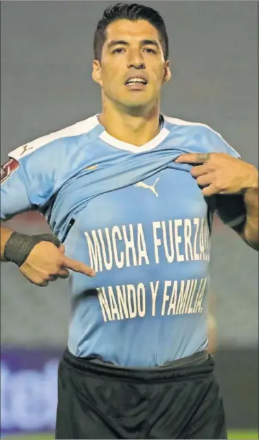  ??  ?? Luis Suárez celebra su gol en el Uruguay-Chile, con dedicatori­a a su amigo y compañero Muslera.