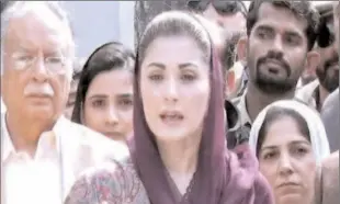  ??  ?? LAHORE
PML-N Vice President Maryam Nawaz speaks to the media in Lahore before leaving for Daska.
-APP