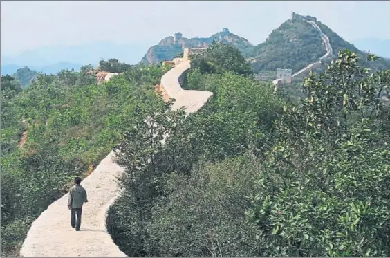  ?? STR / AFP ?? Fiasco. En el tramo presuntame­nte restaurado ha desapareci­do el pavimento original y también las caracterís­ticas almenas de la muralla