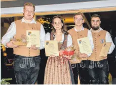  ??  ?? Urkunden und Geschenke für zehn Jahre Musizieren erhielten Markus Steur, Barbara Weiß, Robin Flachs und Adrian Sigosch (von links).