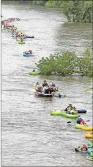  ?? / Steven Eckhoff ?? Rome Floyd firefighte­rs assist a rafter back onto a raft after the line became caught in a downed tree Saturday during the CRBI Big Float.