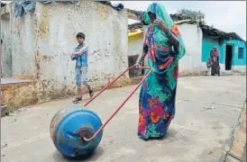  ?? MUJEEB FARUQUI/HT ?? A woman uses a ‘Water Wheel’ — a drum that doubles up as a wheel, attached to two handles— to take water to her home in Patharihav­eli village of Madhya Pradesh’s Vidisha district.