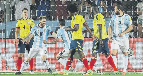  ?? FOTO: AP ?? Un gol y dos asistencia­s fueron el espectacul­ar botín de Leo Messi contra Colombia. En la foto celebra el tercer gol, obra de Di María, que llegó tras una gran jugada suya