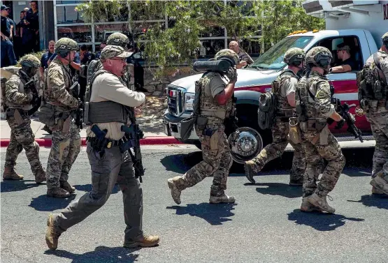  ??  ?? L’intervento Gli agenti al Walmart dove è avvenuto l’attacco (Afp)