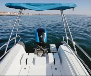  ??  ?? Le cockpit de notre bateau d’essai ne possédait pas de tableau arrière, mais les versions suivantes en seront équipées, avec des vide-vite pour conserver son caractère autovideur.La console, rabattable pour passer en mode routier, sera renforcée à sa base sur les modèles à venir.