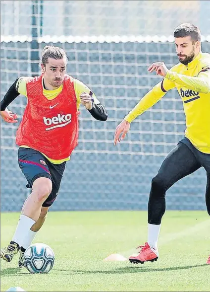  ?? FOTO: FC BARCELONA ?? Antoine Griezmann y Gerard Piqué, en el entrenamie­nto de ayer Los jugadores del Barça siguieron trabajando con normalidad