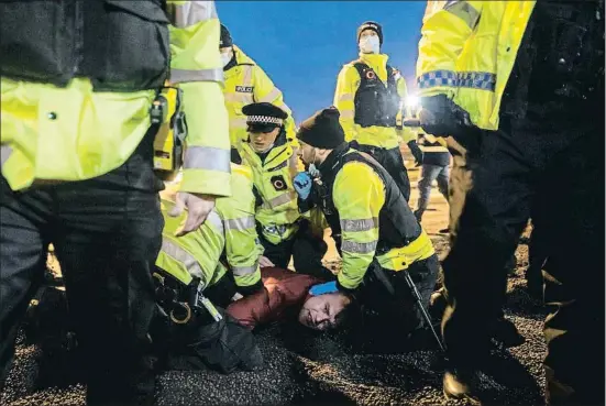  ?? DAN KITWOOD / GETTY ?? La policía británica deteniendo ayer a un camionero en la rotonda de acceso al puerto de Dover