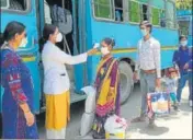  ?? HT FILE ?? ■
Migrant workers undergo thermal screening before boarding buses at Tau Devi Lal Stadium in Gurugram.