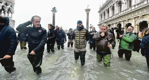  ?? Foto: 4x Reuters ?? Pod vodou Benátky zaplavily vodní přívaly, historický­m centrem se brodili lidé v holínkách. Zahraniční turisté až na výjimky z města prchali.
VENICE1_B