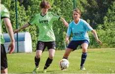  ?? Foto: Julia Prestele ?? Türkheims Bianca Müller (links) erzielte das 2:0 für ihre Mannschaft gegen den TSV Buchenberg.