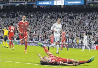  ?? FOTO: IMAGO ?? Dann war Schluss: Thomas Müller (am Boden) hat in der Nachspielz­eit die letzte von etlichen Chancen des FC Bayern bei Real Madrid vergeben, die Hausherren ziehen ins Finale ein.