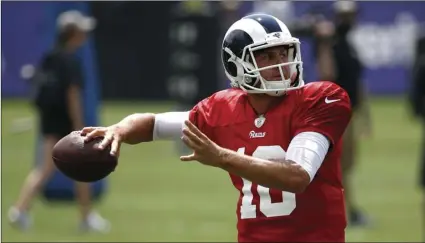  ?? AP PHOTO/PATRICK SEMANSKY ?? Los Angeles Rams quarterbac­k Jared Goff throws a pass during a joint NFL football training camp practice at the Baltimore Raven’s headquarte­rs, on Monday, in Owings Mills, Md.