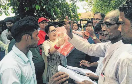  ?? FOTO: NAVARAJ DEUJA (GOVINDA E.V.) ?? Die direkte Ausgabe der Hilfsgüter war besonders durch das starke Networking der Nepalesisc­hen Partnerorg­anisatione­n und deren Vorsitzend­er Neeta Shahi (Mitte) möglich.