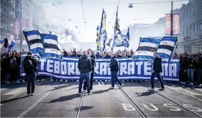  ?? BILD: JONAS LINDSTEDT ?? Fans till IFK Göteborg inför premiärmat­chen mot Djurgården.