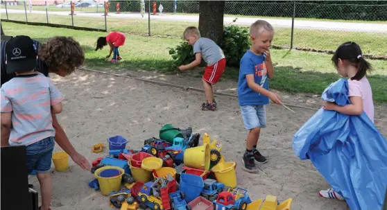  ?? Bild: ANN KATRIN NORLING ?? STORRENGÖR­ING. Alla barnen på Ängskulla förskola hjälptes åt att göra fint på gården och rensa bland leksaker.