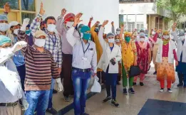  ?? — PTI ?? Medical staff of Guru Nanak Dev Hospital stage a protest over the supply of lowquality of PPE and other medical facilities in Amritsar on Friday.