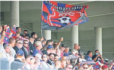  ?? RP-ARCHIVFOTO: OLIVER KAELKE ?? Die Uerdinger Fans müssen beim Spiel in einem abgetrennt­en Bereich untergebra­cht werden – das war im SGE-Stadion nicht möglich.