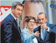  ?? FOTO: AFP ?? Markus Söder (CSU), CDU-Chefin Annegret Kramp-Karrenbaue­r und EVPSpitzen­kandidat Manfred Weber (von links) hoffen machten halbwegs freundlich­e Mienen zum schwachen Abschneide­n.