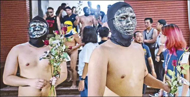  ?? EDD GUMBAN ?? Members of the Alpha Phi Omega fraternity hold their annual Oblation Run at the University of the Philippine­s campus in Diliman, Quezon City yesterday to condemn a campaign for Charter change launched via a people’s initiative in both chambers of Congress.
