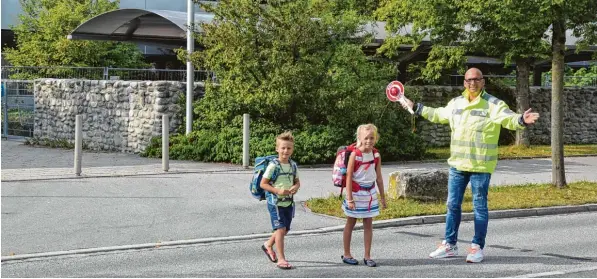  ?? Foto: Adrian Bauer ?? Jürgen Göttles Kinder Romeo und Scarlett Göttle gehen wie die anderen Kinder der Grundschul­e Süd ab dem neuen Schuljahr in die Mittelschu­le Süd. Auf Vater Jürgen wartet dann viel Arbeit als Schülerlot­se. Weitere Freiwillig­e werden dringend gesucht.