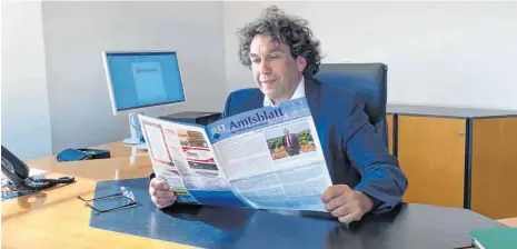  ?? FOTO: SUSANNE KRAUSE/STADT AULENDORF ?? Aus dem Amtsblatt der Stadt Bad Waldsee liest Aulendorfs Bürgermeis­ter Matthias Burth in dem kreativen Video im Rahmen der „Klopapier-Challenge“von der Not der Nachbarsta­dt.