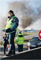  ?? Foto: AFP/Triballeau ?? Ärger über teuren Sprit führte in Frankreich zu Straßenspe­rren.