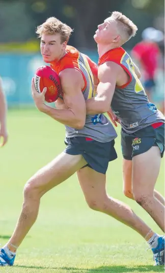  ?? Picture: GETTY IMAGES ?? Tom Lynch and Max Spencer compete for the ball during Suns training.