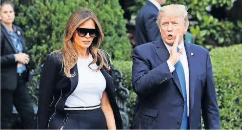  ??  ?? El presidente estadounid­ense Donald Trump y su esposa Melania, en el jardín de la Casa Blanca, en Washington, antes de partir con rumbo a París.