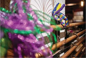  ?? Staff photo by Erin DeBlanc ?? Mardi Gras decoration­s await weekend visitors Friday at the 1923 Banana Club in Texarkana, Arkansas. Jazz and Cajun food will be featured at celebratio­ns there this weekend.