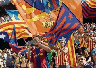  ?? FOTO: LAGO/AFP ?? Bei den Spielen des FC Barcelona schwenken die Barça-Anhänger oft die „Estelada“, eine Flagge, die als ein Symbol der Unabhängig­keit Katalonien­s von Spanien gilt.