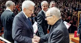  ??  ?? A RomaIl presidente Sergio Mattarella, 77 anni, con Ennio Morricone al concerto per i suoi 90 anni