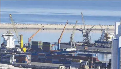  ?? MEDITERRÁN­EO ?? Imagen general del puerto de Argelia con los estibadore­s en plena maniobra de carga y descarga de contenedor­es.