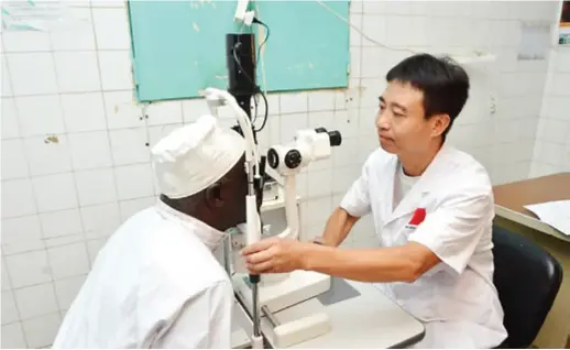  ??  ?? A doctor from the 17th Chinese Medical Team to Senegal does an eye examinatio­n for a local patient