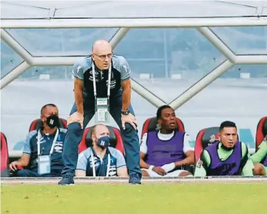  ?? ?? MIRADA. Fabián Coito volvió a quedar en deuda al frente de la Selección de Honduras y la clasificac­ión al Mundial de Catar está cuesta arriba.