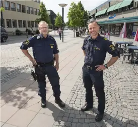  ?? Bild: OLA FOLKESSON ?? KONSTAPLAR. Poliserna Boris Iseborn och Jan-eric Vilén kommer vara i på plats i Falkenberg under Wheels and Wings.