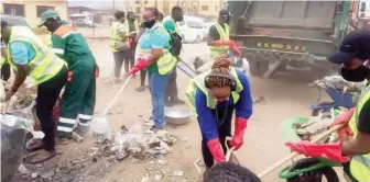  ??  ?? Special Adviser to Lagos Governor on Sustainabl­e Developmen­t Goals and Investment, Mrs Solape Hammond (L) and staff participat­e in community clean up at the inaugurati­on of the exercise in Alimosho Local Government Area of Lagos state, on Friday Photo NAN