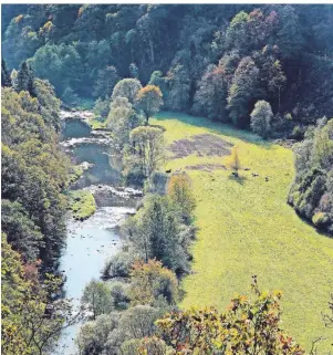  ?? FOTO: BERND F. MEIER/DPA-TMN ?? Im idyllische­n Ourtal im Nationalpa­rk Eifel können Urlauber die Natur genießen.