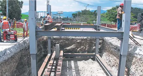  ??  ?? LABOR. En la zona de construcci­ón del bulevar del este se realizan trabajos las 24 horas a fin de entregar la obra antes de lo pactado.