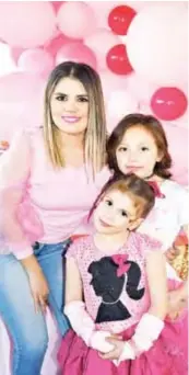  ??  ?? �Con su mamá Fernanda Ruiz y su hermana Valentina.