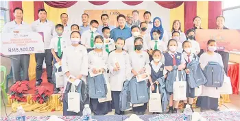  ?? ?? The students in Penampang selected to receive the contributi­on from UDA Holdings Berhad.