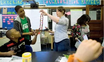  ??  ?? Dolce genetica Un Dna fatto di caramelle durante una lezione in una scuola americana (Harkin/getty Images)