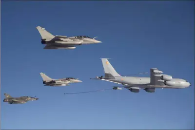  ?? ARMÉE DE L’AIR ?? Un C-135 FR en mission de ravitaille­ment de “Rafale” et de “Mirage” 2000N armés du missile nucléaire ASMP-A lors d’un exercice de dissuasion.