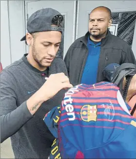  ?? FOTO: MANEL MONTILLA ?? Neymar firmó autógrafos sobre camisetas del Barça tras entrenarse ayer