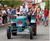  ??  ?? Bürgermeis­ter Matthias Reinz mit Frau Elfie und Sohn Finnjo fuhren mit dem Traktor vornweg.