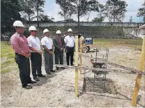  ??  ?? Más espacios. Autoridade­s colocaron ayer la primera piedra de la ampliación del centro penal La Esperanza, ubicado en calle a Mariona.