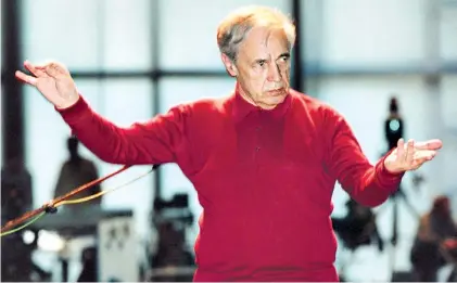  ??  ?? Director sin batuta. Boulez sostenía que la mano podía resultar más expresiva que una vara de madera.