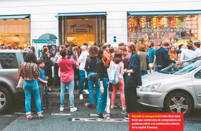  ??  ?? Durante la inauguraci­ón hubo lleno total, tanto que centenares de compradore­s no pudieron entrar a la emblemátic­a tienda de la capital francesa.