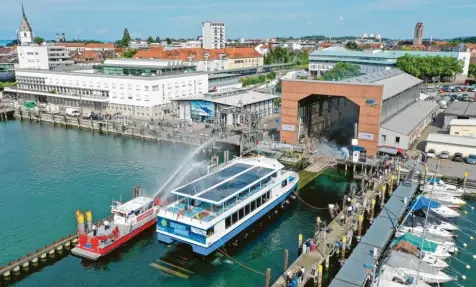  ?? Foto: Felix Kästle, dpa ?? Der große Moment: Das erste vollelektr­isch betriebene Schiff der Bodensee-schiffsbet­riebe (BSB) wird von der Werft ins Hafenbecke­n von Friedrichs­hafen gelassen. Schaulusti­ge bestaunten den Stapellauf des Katamarans.