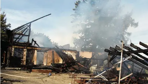  ??  ?? Ein Bild der Verwüstung: die Western City in Dasing am Sonntagvor­mittag. Rauch steht immer noch über dem Gelände. Der Schaden soll im siebenstel­ligen Bereich liegen. Wie es mit dem Freizeitpa­rk weitergeht, ist momentan unklar.