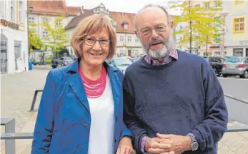  ?? FOTO: GERD MÄGERLE ?? Mehr Aufenthalt­squalität durch weniger Autoverkeh­r in der Stadt wünschen sich Gabriele Kübler (l.) und Lutz Keil von der SPD-Fraktion im Biberacher Gemeindera­t.